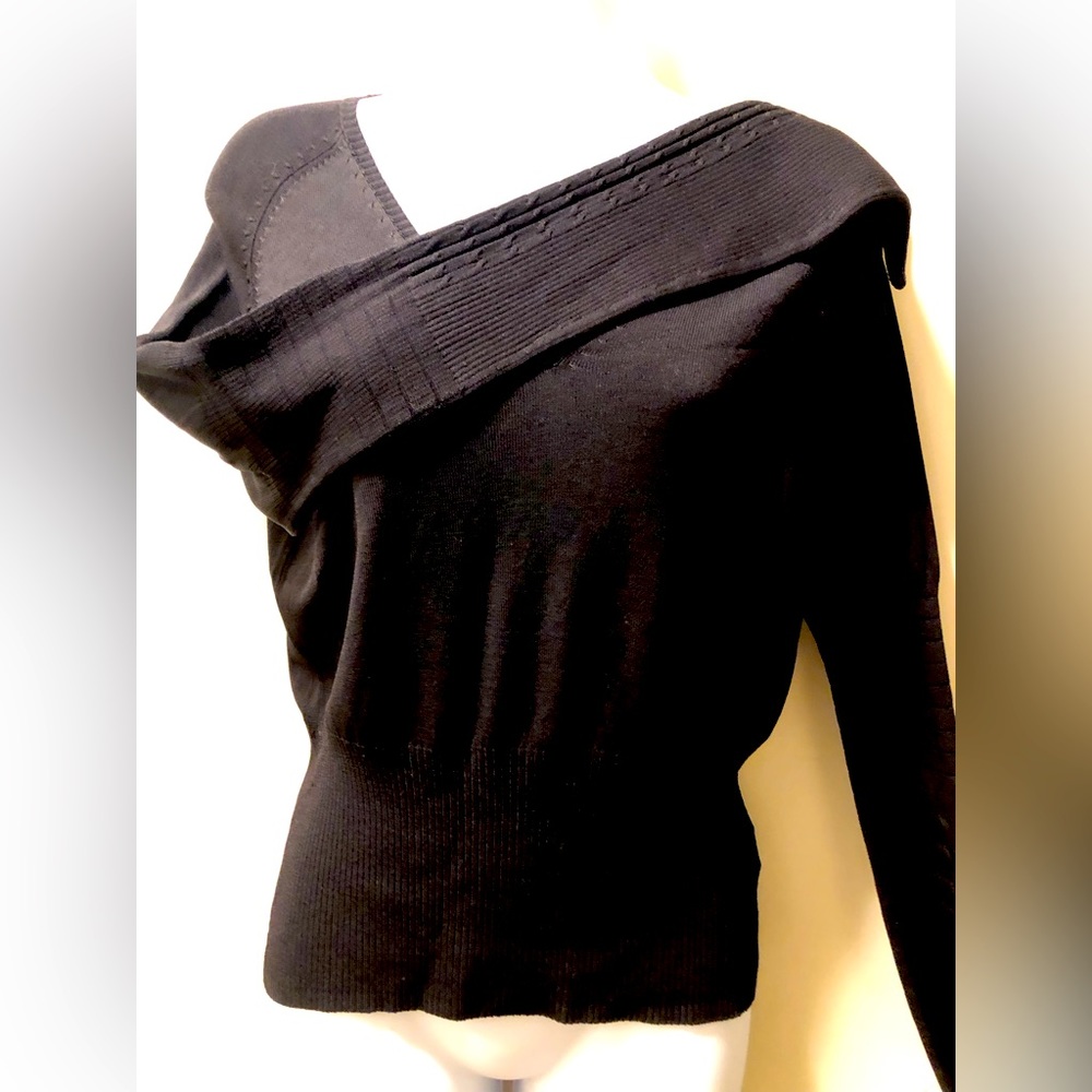 MAX STUDIO V-NECK SWEATER. Size M